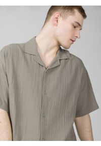 outhorn - Koszula z krótkim rękawem z bawełnianego muślinu męska - oliwkowa. Kolor: oliwkowy. Materiał: bawełna. Długość rękawa: krótki rękaw. Długość: krótkie. Wzór: ze splotem. Sezon: lato #5