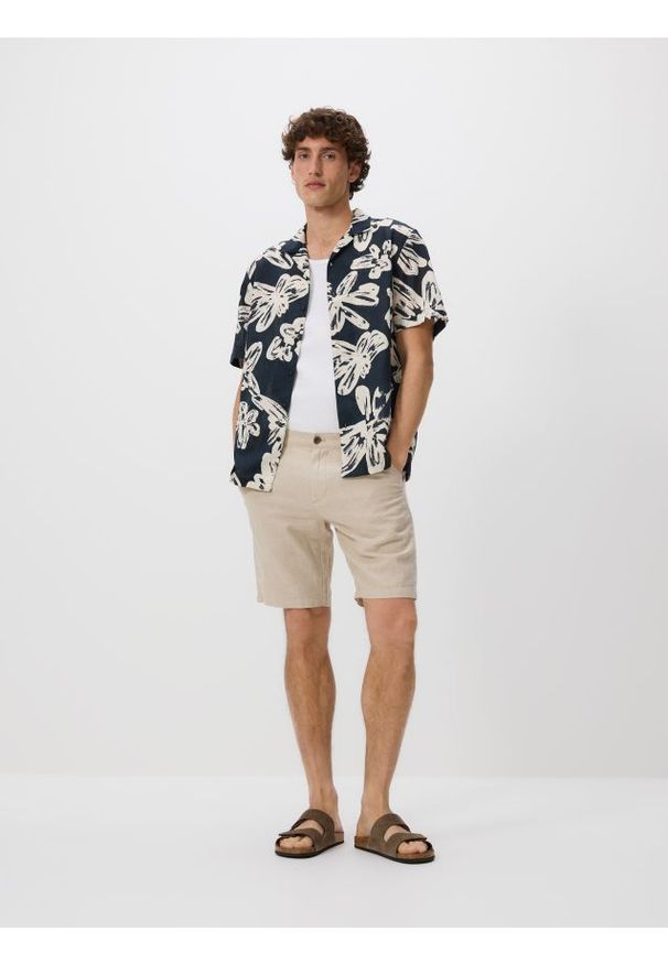 Reserved - Szorty regular z lnem - beżowy. Kolor: beżowy. Materiał: len