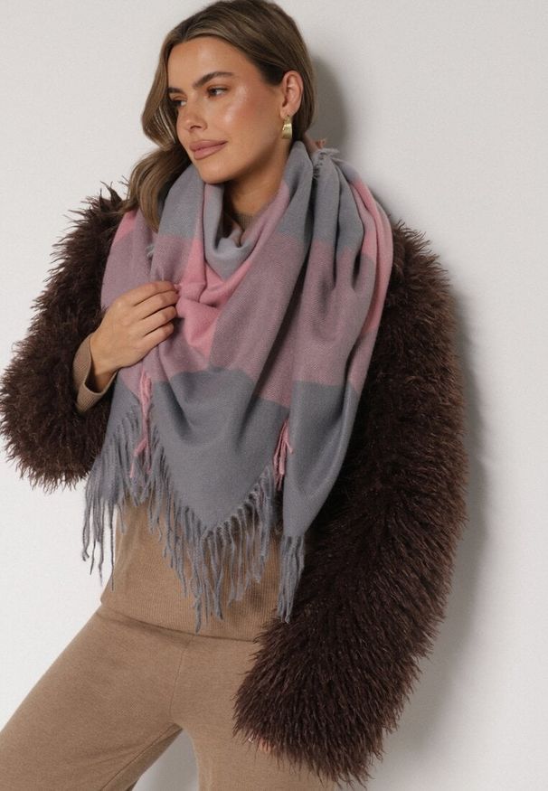 Born2be - Różowo-Szary Szalik Bellaern. Kolor: różowy. Materiał: bawełna, wiskoza, tkanina, futro. Styl: elegancki