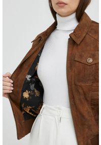 Guess kurtka zamszowa Marie damska kolor brązowy przejściowa. Okazja: na co dzień. Kolor: brązowy. Materiał: zamsz. Styl: casual #4