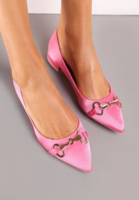 Born2be - Różowe Satynowe Balerinki z Metalową Ozdobą Persefa. Kolor: różowy. Materiał: satyna. Wzór: aplikacja. Styl: elegancki #1