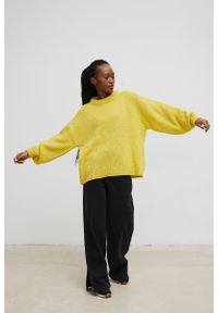 Marsala - Sweter oversize z bufiastymi rękawami w kolorze LEMON - RIVERO-UNI. Okazja: na co dzień. Materiał: wełna, akryl. Sezon: wiosna, lato, jesień, zima. Styl: casual #1