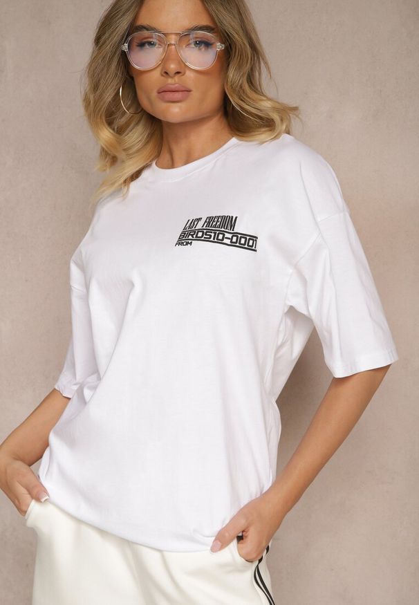 Renee - Biała Koszulka T-shirt Ozdobiona Nadrukiem na Plecach Arilora. Kolor: biały. Wzór: aplikacja, nadruk