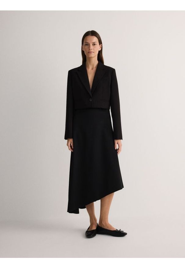 Reserved - Asmetryczna spódnica z paskiem - czarny. Kolor: czarny. Materiał: dzianina, wiskoza