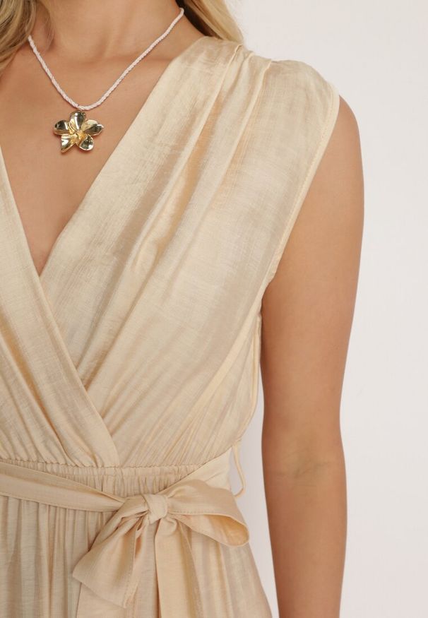 Born2be - Beżowa Rozkloszowana Sukienka z Wiskozą Kopertowym Dekoltem i Materiałowym Paskiem w Talii Jenvia. Okazja: na spacer. Typ kołnierza: dekolt kopertowy. Kolor: beżowy. Materiał: wiskoza, materiał. Sezon: lato. Typ sukienki: kopertowe. Styl: klasyczny