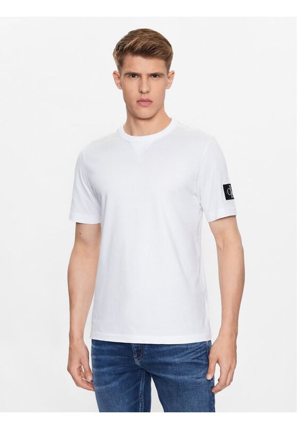 Calvin Klein Jeans T-Shirt J30J323484 Biały Regular Fit. Kolor: biały. Materiał: bawełna