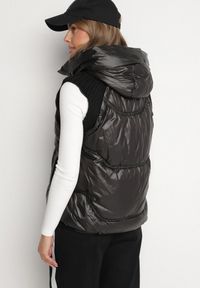 Born2be - Czarna Pikowana Kamizelka z Kapturem i Ściągaczami Timorae. Okazja: na spacer. Typ kołnierza: kaptur. Kolor: czarny. Materiał: jeans #7