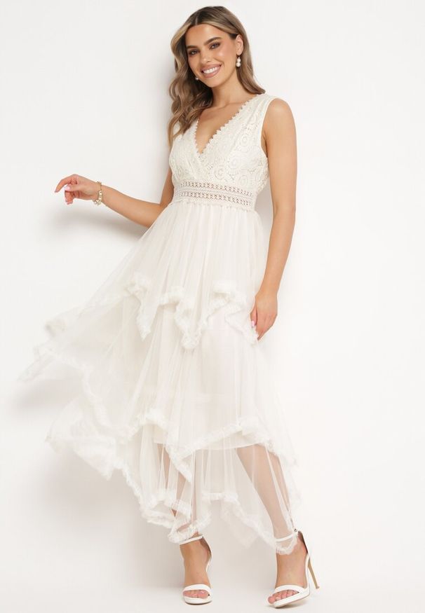 Born2be - Beżowa Sukienka z Kopertowym Dekoltem Wiązaniem na Plecach i Asymetrycznym Dołem z Siateczki Helolla. Okazja: na co dzień. Typ kołnierza: dekolt kopertowy. Kolor: beżowy. Materiał: jeans. Typ sukienki: kopertowe, asymetryczne. Styl: elegancki, casual