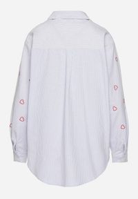 Born2be - Niebiesko-Czerwona Koszula o Kroju Oversize w Paski Zdobiona Haftem w Serca Nitariena. Okazja: na co dzień, na spotkanie biznesowe, do pracy. Typ kołnierza: kołnierzyk klasyczny. Kolor: niebieski. Materiał: bawełna, materiał. Długość rękawa: długi rękaw. Długość: długie. Wzór: aplikacja, paski, haft. Styl: biznesowy, klasyczny, elegancki, casual #6