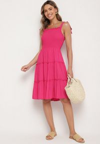 Born2be - Fuksjowa Rozkloszowana Sukienka z Wiskozą na Wiązanych Ramiączkach Aralisse. Okazja: na co dzień. Typ kołnierza: dekolt kwadratowy. Kolor: różowy. Materiał: wiskoza. Długość rękawa: na ramiączkach. Typ sukienki: rozkloszowane. Styl: klasyczny, casual #7