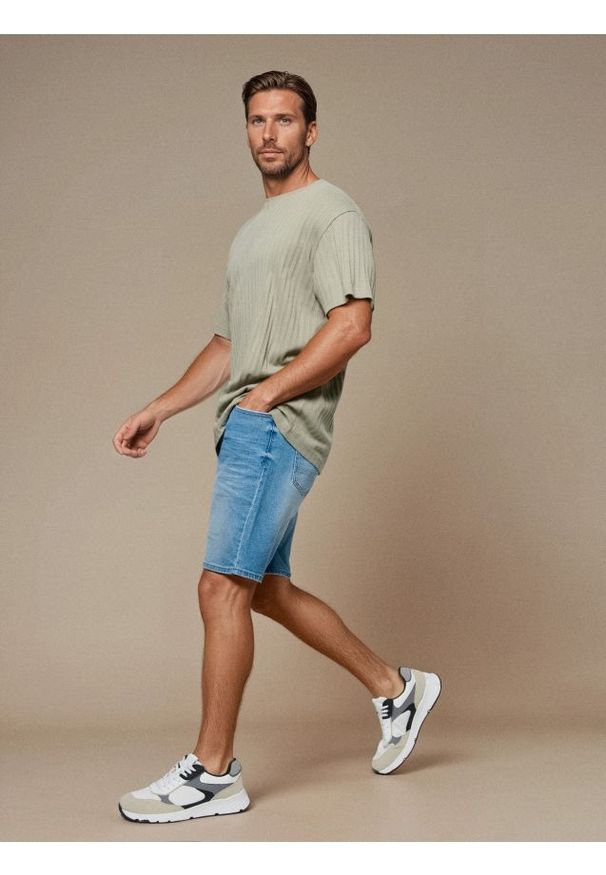 Sinsay - Jeansowe szorty slim fit z kieszeniami - niebieski. Kolor: niebieski. Materiał: jeans