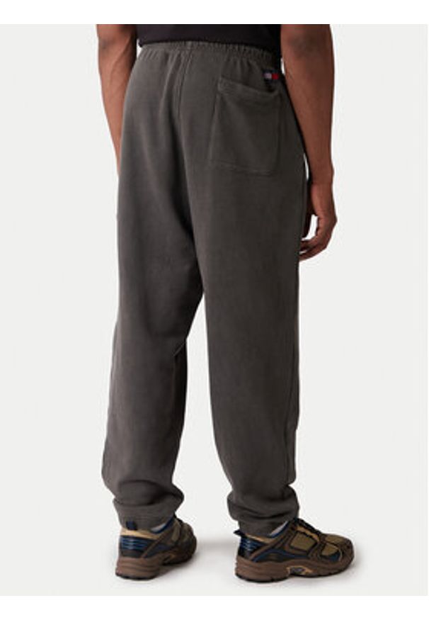 Tommy Jeans Spodnie dresowe New Classic DM0DM22360 Szary Relaxed Fit. Kolor: szary. Materiał: bawełna