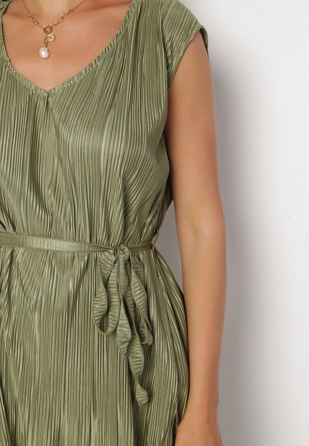 Born2be - Zielony 2-Częściowy Komplet z Plisowanej Tkaniny Bluzka z Paskiem i Szerokie Spodnie z Kieszeniami Katier. Kolor: zielony. Materiał: tkanina