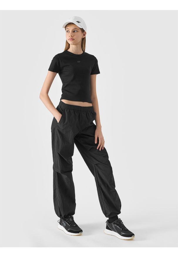 4f - 4F Spodnie parachute joggery dziewczęce - czarne 122 (6-7 lat). Okazja: na co dzień. Kolor: czarny. Materiał: materiał, syntetyk, tkanina. Sezon: lato. Styl: sportowy, casual