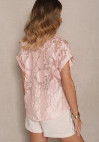 Renee - Różowa Koszula z Krótkim Rękawem Zdobiona Kwiatowym Wzorem Frorela. Okazja: na spotkanie biznesowe. Typ kołnierza: kołnierzyk klasyczny. Kolor: różowy. Długość rękawa: krótki rękaw. Długość: krótkie. Wzór: aplikacja, kwiaty. Styl: klasyczny, elegancki, biznesowy