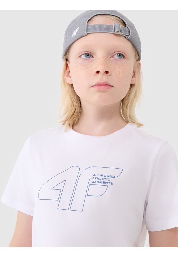 4f - T-shirt regular z nadrukiem chłopięcy - biały. Okazja: na co dzień. Kolor: biały. Materiał: bawełna, jersey, dzianina. Długość rękawa: krótki rękaw. Długość: krótkie. Wzór: nadruk. Sezon: lato. Styl: sportowy, casual, klasyczny