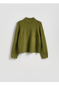 Reserved - Sweter z niskim golfem - oliwkowy. Typ kołnierza: golf. Kolor: oliwkowy. Materiał: dzianina, wełna