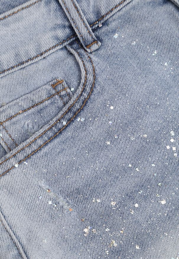 Born2be - Niebieskie Jeansowe Szorty Casual z Bawełną Wysokim Stanem Przetarciami i Brokatem Delona. Okazja: na co dzień. Stan: podwyższony. Kolor: niebieski. Materiał: bawełna, jeans. Długość: krótkie. Wzór: aplikacja. Styl: casual