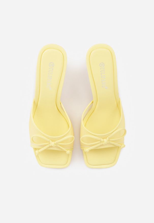 Born2be - Żółte Siateczkowe Klapki na Szpilce Ozdobione Kokardą Vikisae. Okazja: na co dzień. Kolor: żółty. Materiał: jeans. Wzór: aplikacja. Obcas: na szpilce. Styl: casual