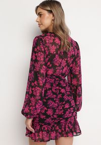 Born2be - Różowa Sukienka w Kwiaty z Kopertowym Dekoltem Ozdobiona Falbankami Shahina. Typ kołnierza: kołnierz z falbankami. Kolor: różowy. Wzór: aplikacja, kwiaty. Typ sukienki: kopertowe #2