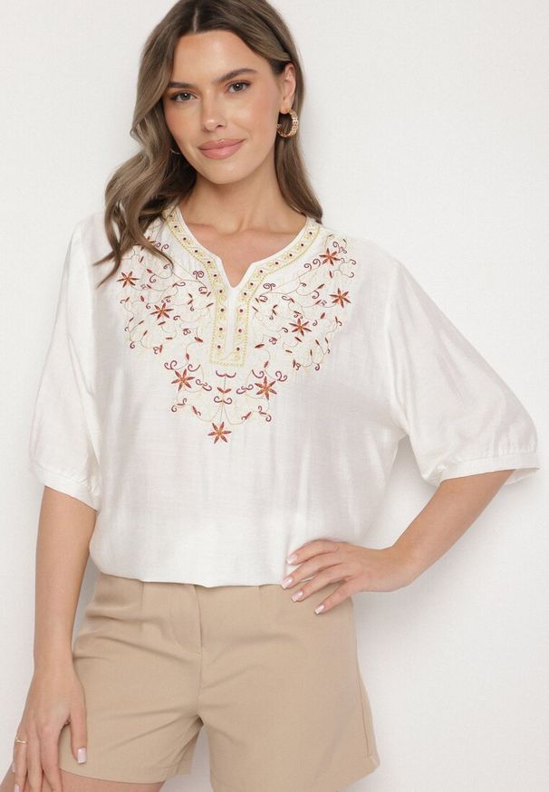 Born2be - Biała Bawełniana Bluzka z Haftowanymi Zdobieniami Przy Dekolcie Mirundria. Okazja: na co dzień. Typ kołnierza: dekolt w kształcie V. Kolor: biały. Materiał: bawełna. Wzór: aplikacja, haft. Styl: elegancki, klasyczny, casual