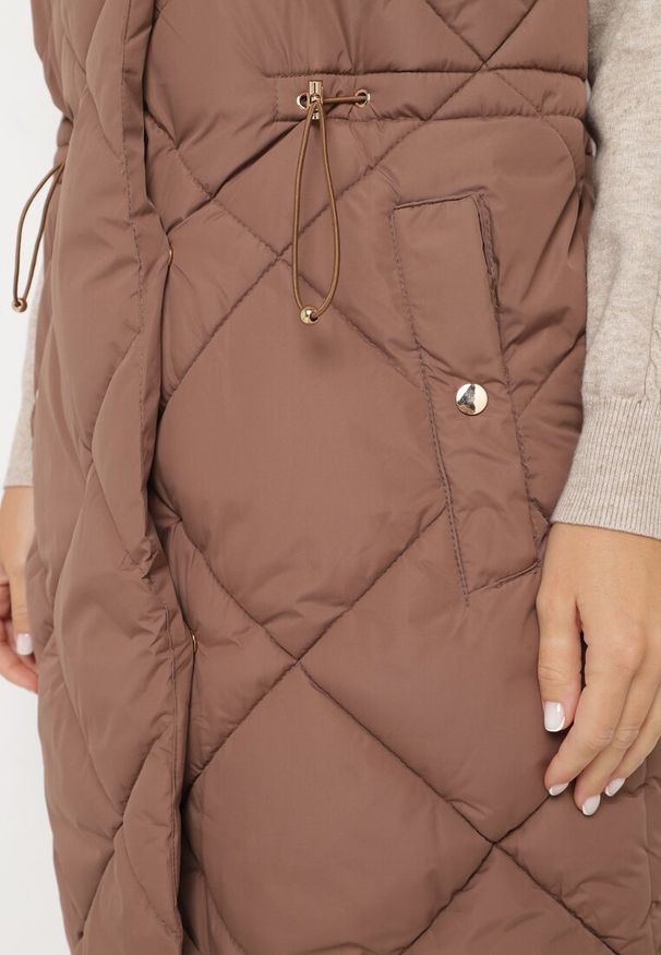 Born2be - Ciemnobrązowa Pikowana Kamizelka o Długim Kroju ze Stójką i Kieszeniami Avatheia. Okazja: na co dzień. Typ kołnierza: kołnierzyk stójkowy. Kolor: brązowy. Materiał: jeans. Długość: długie. Wzór: aplikacja. Styl: casual, elegancki, klasyczny