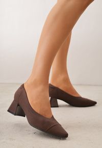 Born2be - Brązowe Dzianinowe Czółenka VICES na Niskim Słupku z Miękkim Zapiętkiem i Wkładką Soft-Step Kaleana. Okazja: na spotkanie biznesowe, na co dzień. Kolor: brązowy. Materiał: dzianina. Obcas: na słupku. Styl: elegancki, biznesowy, klasyczny, casual #6