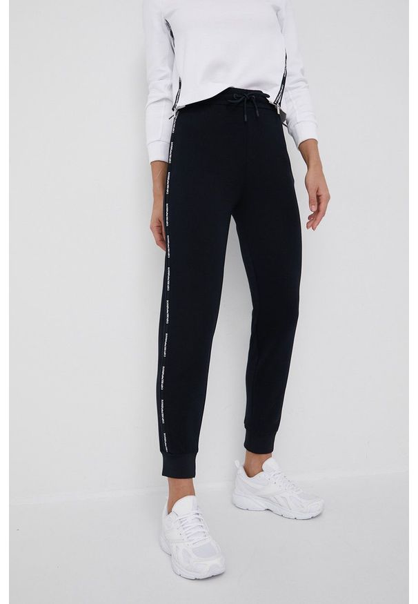 Emporio Armani spodnie damskie kolor granatowy joggery high waist. Stan: podwyższony. Kolor: niebieski