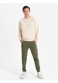 Ombre Clothing - Spodnie męskie JOGGERY z kieszeniami cargo - oliwkowe V18 - Rozmiar: L. Kolor: oliwkowy. Materiał: elastan, bawełna. Wzór: geometria