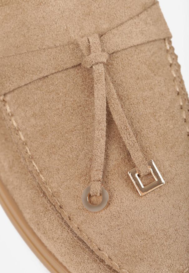 Born2be - Ciemnobeżowe Lekkie Mokasyny VICES z Metalowymi Ozdobami i Skórzaną Wkladką Adrialee. Nosek buta: okrągły. Kolor: beżowy. Materiał: skóra. Wzór: aplikacja. Obcas: na obcasie. Styl: klasyczny. Wysokość obcasa: niski