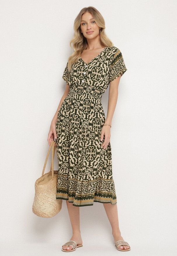 Born2be - Zielono-Beżowa Bawełniana Sukienka z Guzikami i Ornamentnym Wzorem Zisselle. Kolor: zielony. Materiał: bawełna