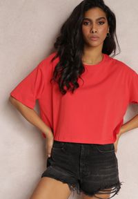Renee - Czerwony Krótki T-shirt Oversize z Krótkim Rękawem Tiloyea. Kolor: czerwony. Długość rękawa: krótki rękaw. Długość: krótkie. Wzór: gładki