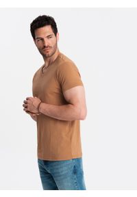 Ombre Clothing - Męska klasyczna bawełniana koszulka z dekoltem w serek BASIC – brązowa V9. Typ kołnierza: dekolt w serek. Kolor: brązowy. Materiał: bawełna. Wzór: ze splotem, jednolity. Styl: klasyczny #5