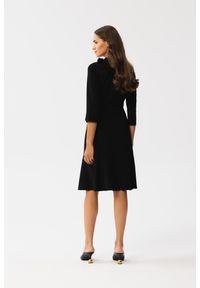 Stylove - Elegancka sukienka z wiązaniem przy dekolcie i falbaną czarna. Okazja: na spotkanie biznesowe. Kolor: czarny. Styl: elegancki