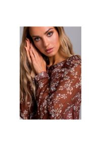 Sukienki.shop - Sukienka BOHO w kwiaty szyfonowa z falbankami brązowa. Typ kołnierza: kołnierz z falbankami. Kolor: brązowy. Materiał: szyfon. Długość rękawa: długi rękaw. Wzór: kwiaty. Styl: boho. Długość: mini #2