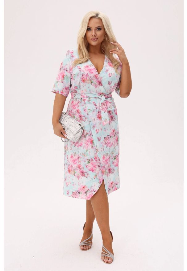Moda Size Plus Iwanek - Kopertowa sukienka Florella MIDI - Pastelowy Ogród, w odcieniach błękitu i różu PLUS SIZE XXL OVERSIZE. Okazja: na komunię, na ślub cywilny, na imprezę, na wesele, do pracy. Typ kołnierza: dekolt w serek. Kolekcja: plus size. Kolor: różowy. Wzór: kwiaty. Typ sukienki: dla puszystych, kopertowe, oversize. Materiał: materiał, elastan, tkanina, poliester. Sezon: wiosna, lato. Styl: klasyczny, elegancki. Długość: midi