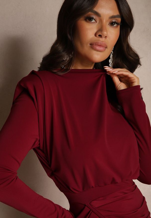 Renee - Bordowa Dopasowana Sukienka Koktajlowa Ozdobiona Marszczeniem Besni. Okazja: na studniówkę. Kolor: czerwony. Wzór: aplikacja. Styl: wizytowy