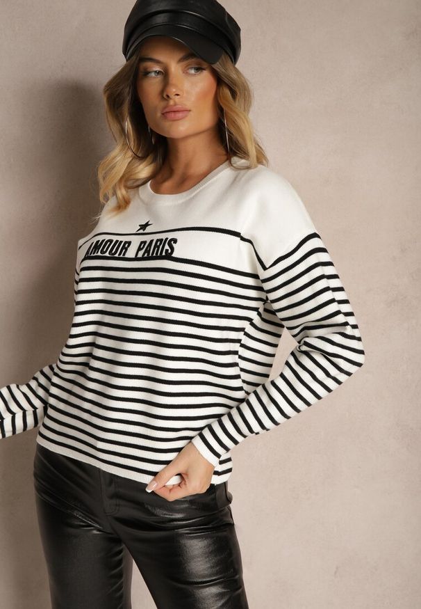 Renee - Biały Sweter z Bawełną Ozdobiony Haftowanym Napisem i Paskami Zeanika. Okazja: na co dzień, na spacer. Kolor: biały. Materiał: bawełna. Wzór: aplikacja, napisy, haft. Styl: elegancki, casual