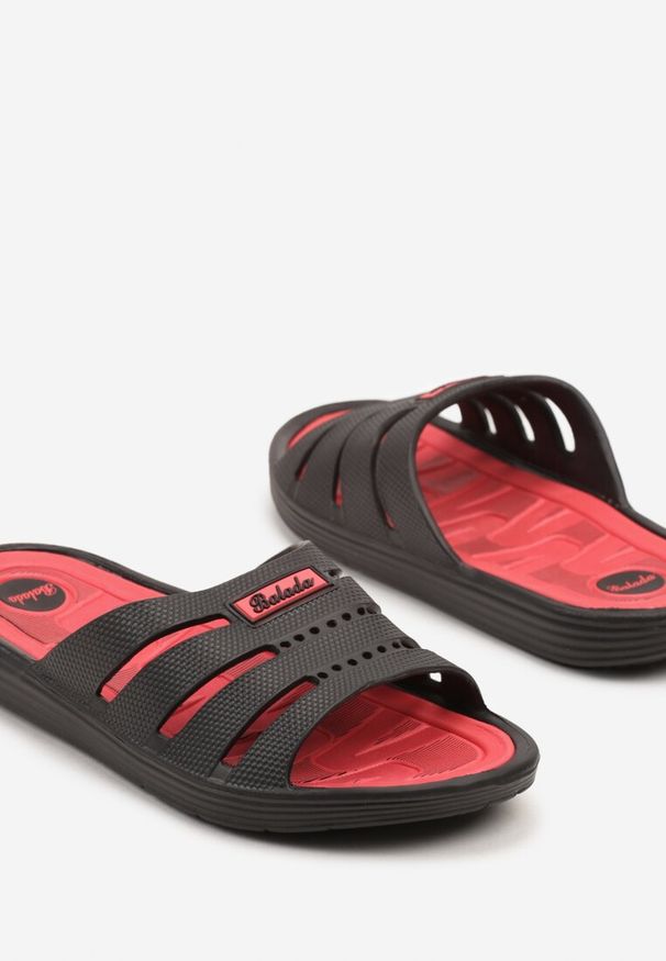 Born2be - Czarno-Czerwone Piankowe Klapki w Sportowym Stylu z Wycięciami Marwena. Okazja: na co dzień, na plażę. Kolor: czarny. Wzór: aplikacja. Obcas: na płaskiej podeszwie. Styl: sportowy