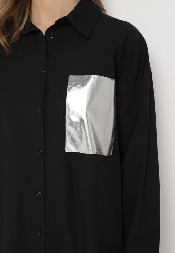 Born2be - Czarna Długa Bawełniana Koszula z Kołnierzykiem i Metalicznym Nadrukiem Atnelia. Okazja: na co dzień. Kolor: czarny. Materiał: bawełna. Długość rękawa: długi rękaw. Długość: długie. Wzór: nadruk. Styl: elegancki, klasyczny, casual