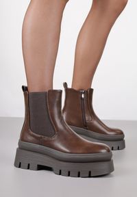 Renee - Brązowe Casualowe Botki Typu Sztyblety na Tłoczonej Platformie Riadira. Okazja: na co dzień. Kolor: brązowy. Materiał: jeans. Obcas: na platformie. Styl: casual