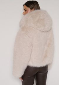 Born2be - Beżowa Futrzana Kurtka z Nieodpinanym Kapturem Zetena. Kolor: beżowy. Materiał: futro. Styl: elegancki, klasyczny #6