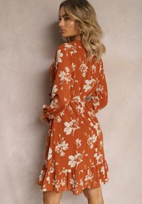 Renee - Jasnobrązowa Rozkloszowana Sukienka Mini w Kwiaty i Gumką w Pasie Elandri. Kolor: brązowy. Materiał: tkanina. Wzór: kwiaty. Długość: mini #5
