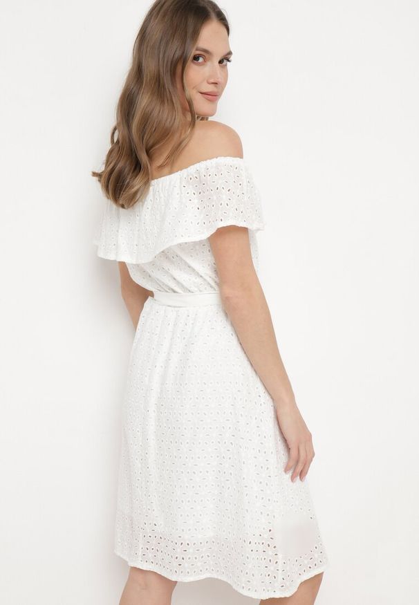 Born2be - Biała Sukienka Hiszpanka z Ozdobnym Haftem i Paskiem w Talii Perenna. Okazja: na co dzień. Typ kołnierza: dekolt hiszpanka. Kolor: biały. Wzór: haft. Styl: elegancki, casual, wizytowy