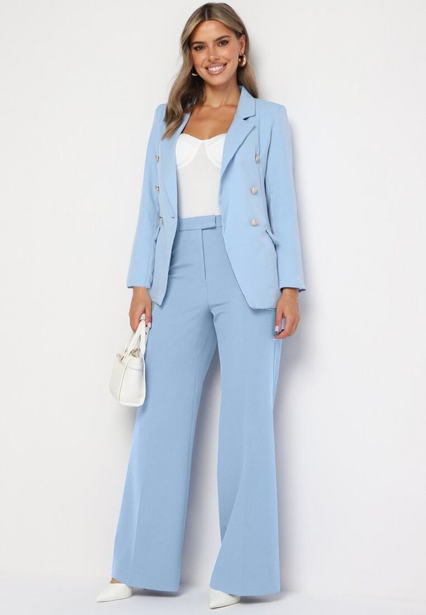 Born2be - Jasnoniebieska Marynarka Dwurzędowa z Biżuteryjnymi Guzikami Teudosia. Okazja: na co dzień. Kolor: niebieski. Materiał: jeans. Wzór: aplikacja. Styl: klasyczny, elegancki, casual