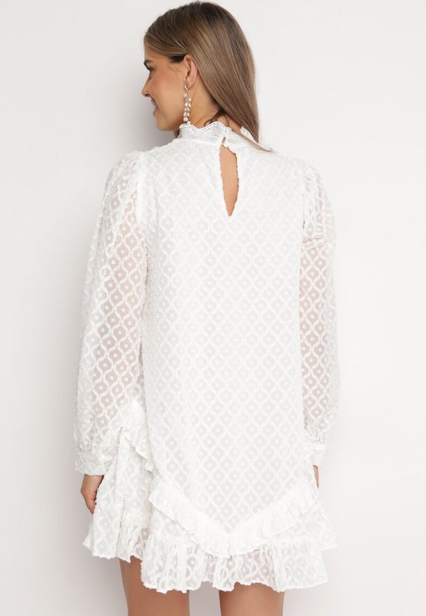 Born2be - Biała Trapezowa Sukienka Mini z Ażurowym Wzorem i Falbankami Virenia. Typ kołnierza: kołnierz z falbankami. Kolor: biały. Wzór: ażurowy. Typ sukienki: trapezowe. Długość: mini