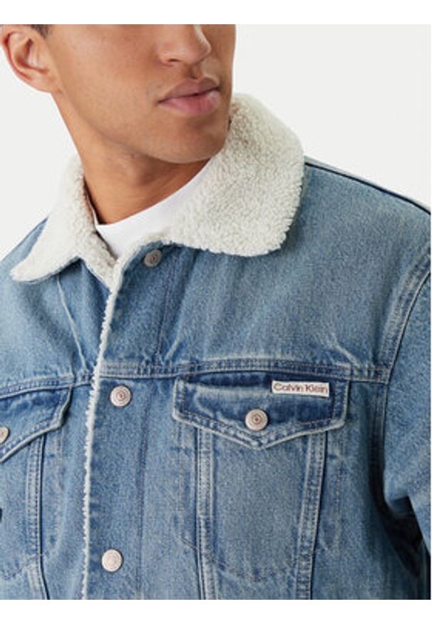 Calvin Klein Jeans Kurtka jeansowa 90s Sherpa LV04RD737G Niebieski Regular Fit. Kolor: niebieski. Materiał: bawełna