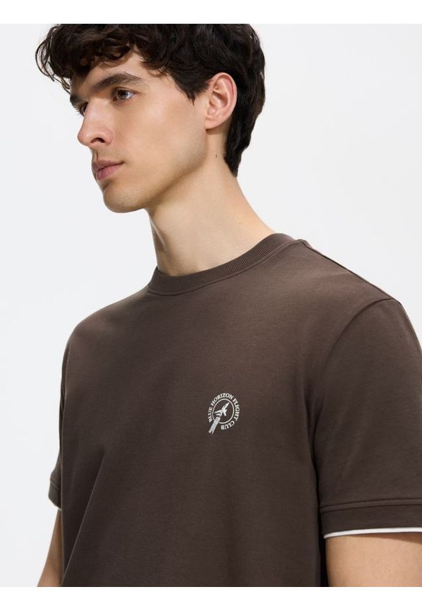 Reserved - T-shirt regular z haftem - ciemnobrązowy. Kolor: brązowy. Materiał: bawełna, dzianina. Wzór: haft