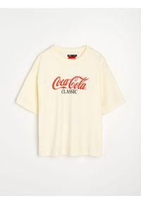 Sinsay - Bawełniana koszulka z nadrukiem na plecach Coca-Cola - żółty. Kolor: żółty. Materiał: bawełna. Wzór: nadruk #1
