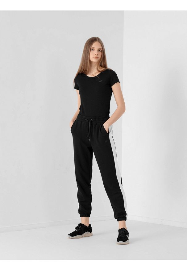 4f - Spodnie dresowe damskie. Kolor: czarny. Materiał: dresówka